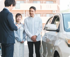 スタッフがお客様へ車の説明をしている様子