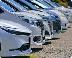 駐車場に並んだ車両のイメージ